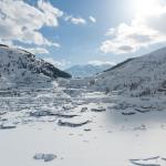 ADIYAMAN (PERRE) - (Emrah PARLAR) - Adıyaman'ın Çelikhan ilçesinde bulunan ve bölgenin önemli doğal miras alanları arasında yer alan Yüzen Adalar, etkili olan kar yağışı ve soğuk hava nedeniyle tamamen buzla kaplandı.